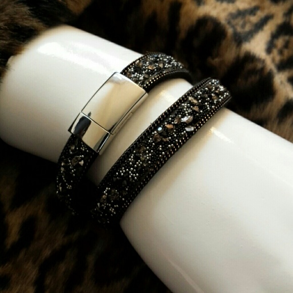 Beaded and faux suede bracelet. - Picture 2 of 4